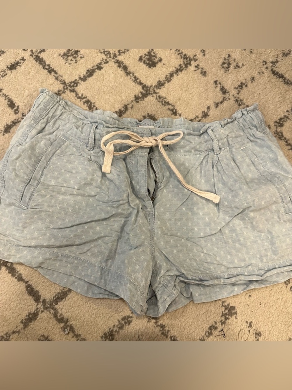Lou and Grey Light Blue Women's Drawstring Linen-Blend Shorts. Size Small